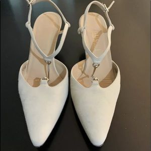 Gucci sz 6.5 bone color suede pumps w low heel